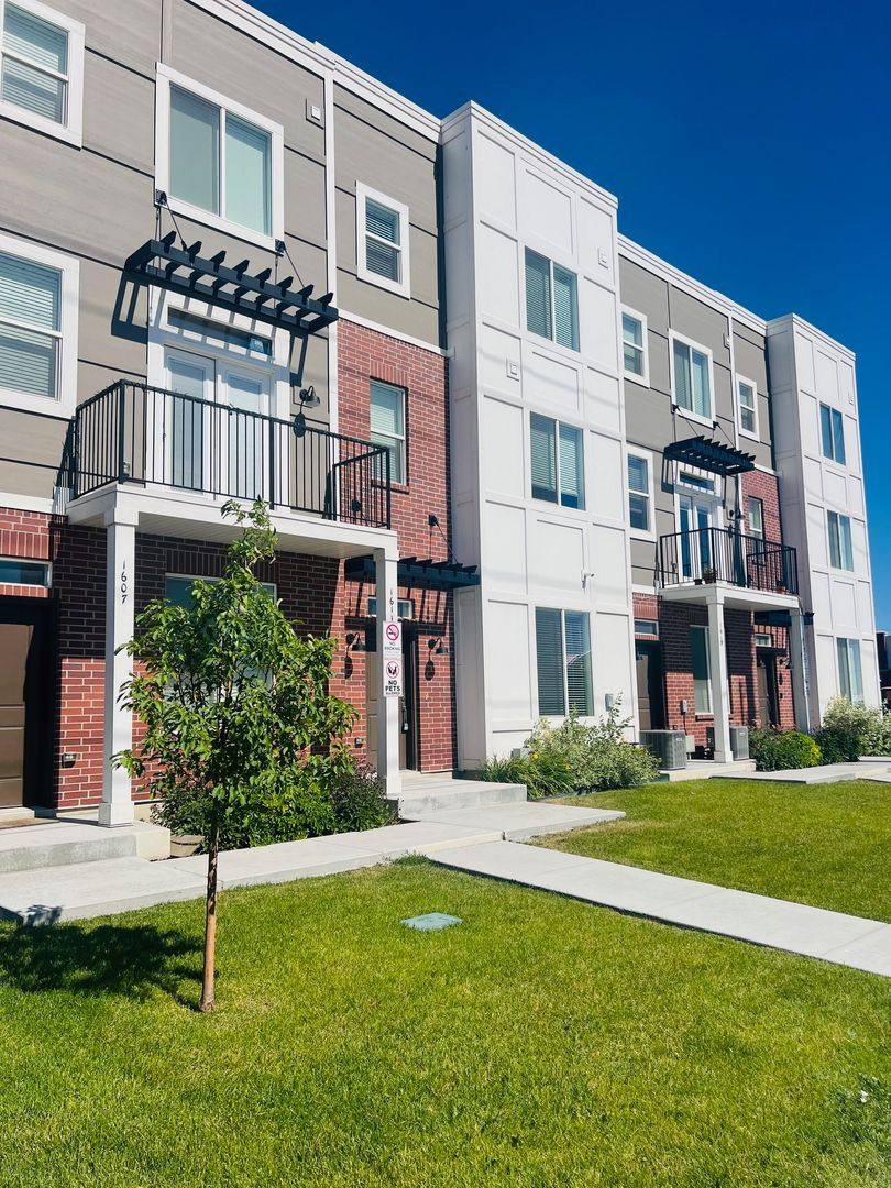 Townhouse for rent at 1627 S 2000 W, Syracuse, UT 84075