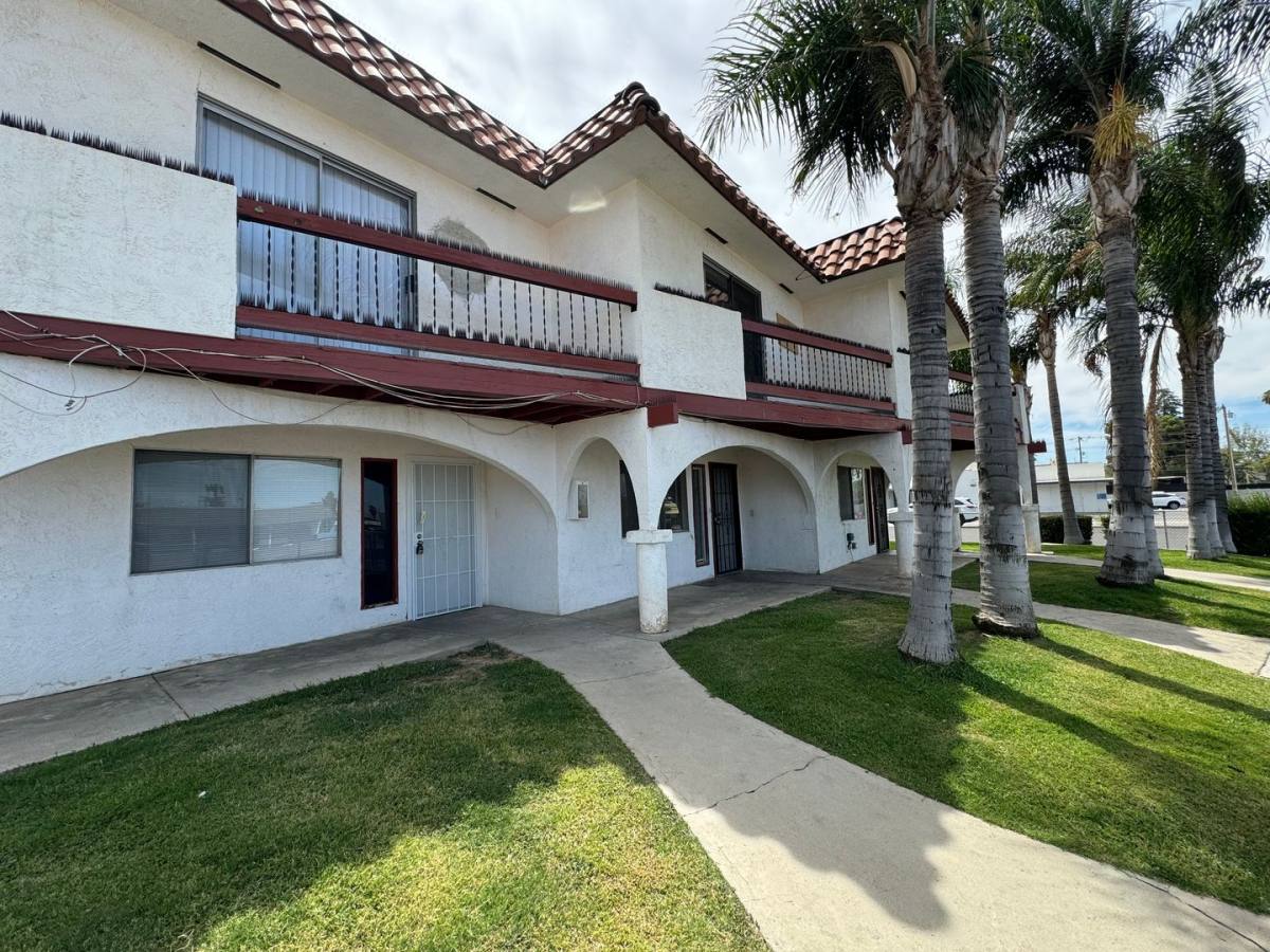 Apartment for rent at 2101 Alta Vista Dr, Bakersfield, CA 93305