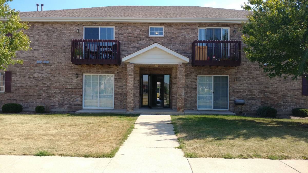 Apartment for rent at 916 Regent Dr, Dekalb, IL 60115