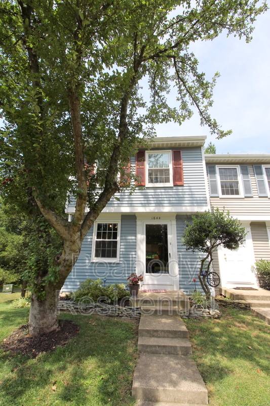 Townhouse for rent at 1644 Purple Sage Dr, Reston, VA 20194