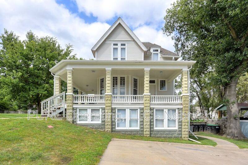 Apartment for rent at 2518 Woolworth Ave #1, Omaha, NE 68105