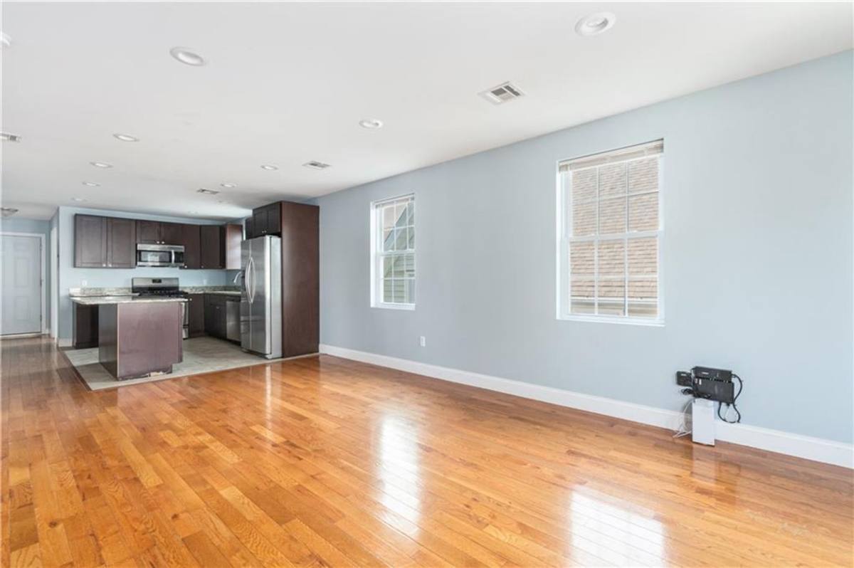 Apartment for rent at 119 Oakland Ave, Providence, RI 02908