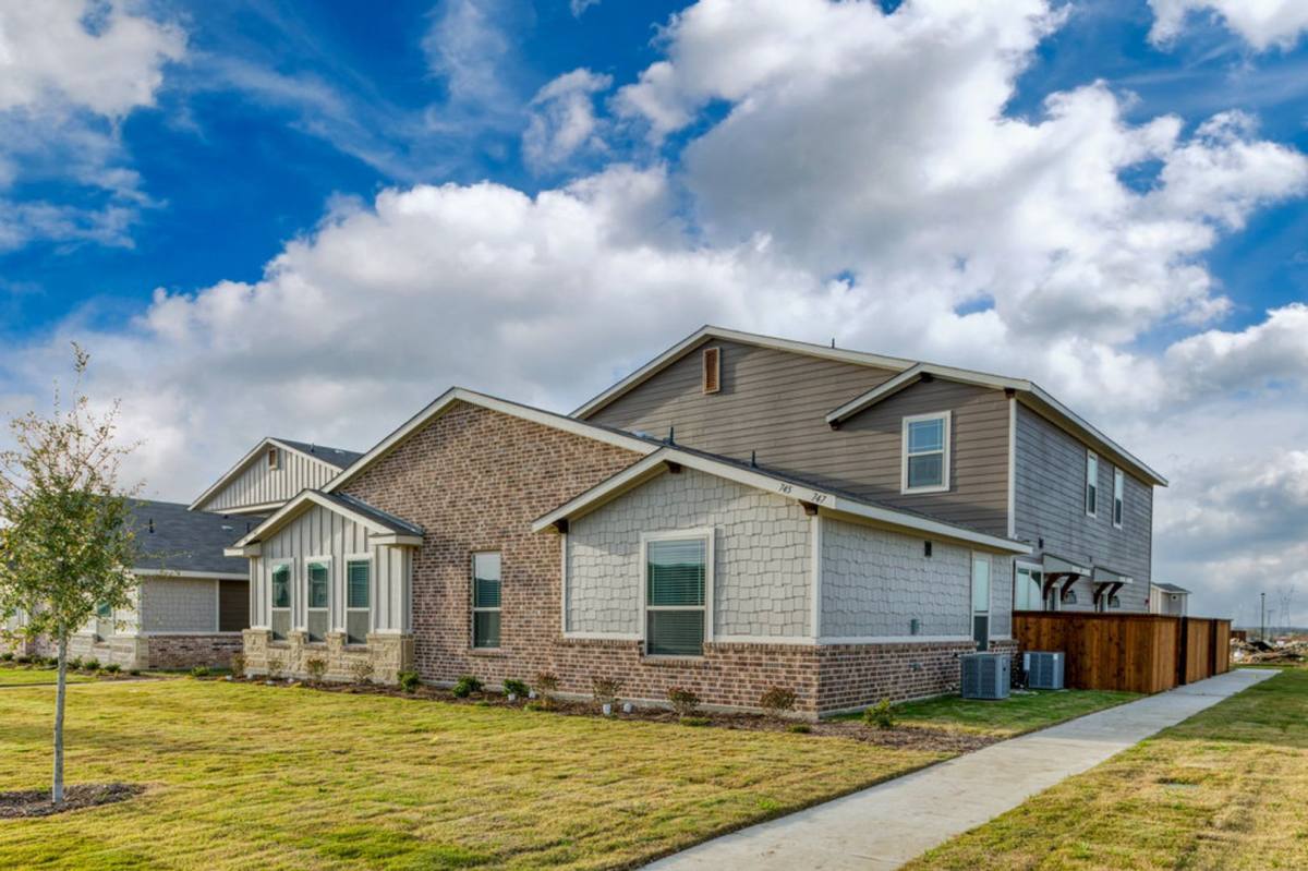 Townhouse for rent at 745 Harvest Moon Dr, Venus, TX 76084