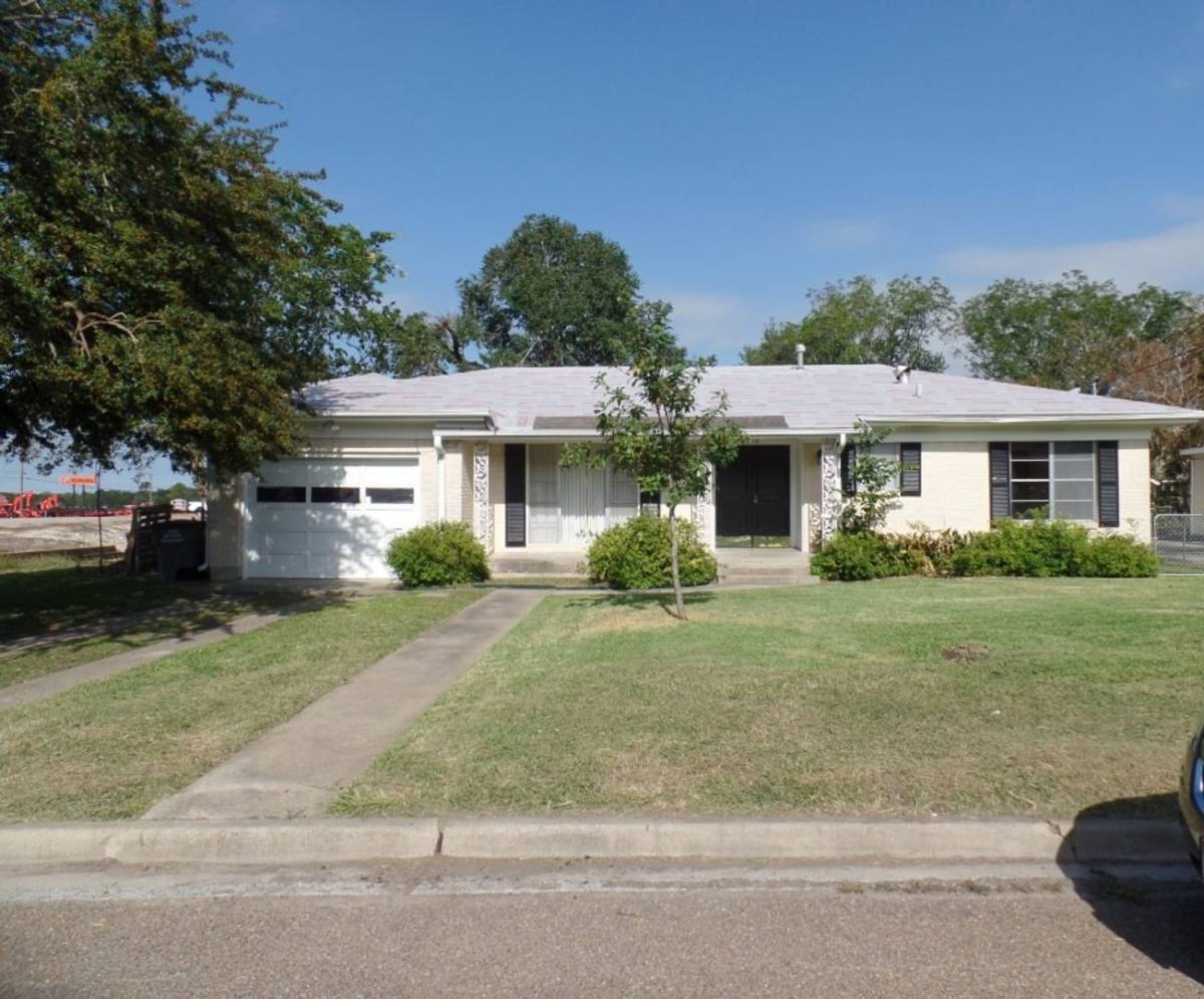House for rent at 102 E Park Ave, Victoria, TX 77901