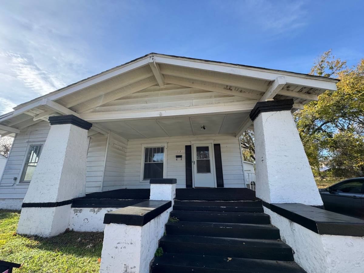 Apartment for rent at 217 SW B St, Ardmore, OK 73401