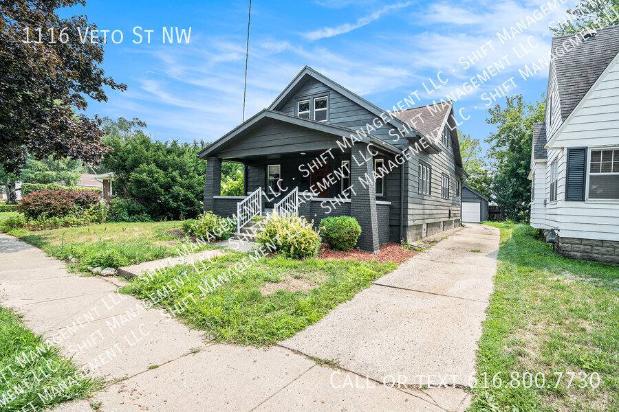 Apartment for rent at 1116 Veto St NW, Grand Rapids, MI 49504