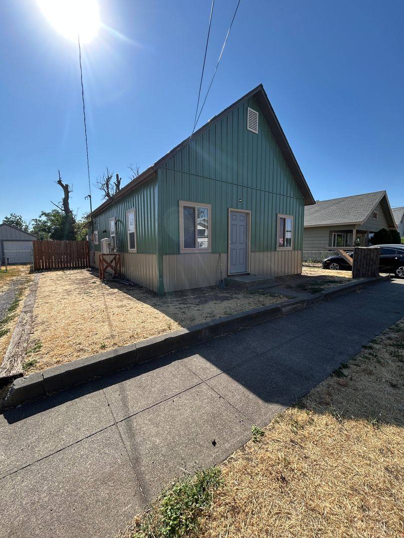House for rent at 323 SW 16th St, Pendleton, OR 97801