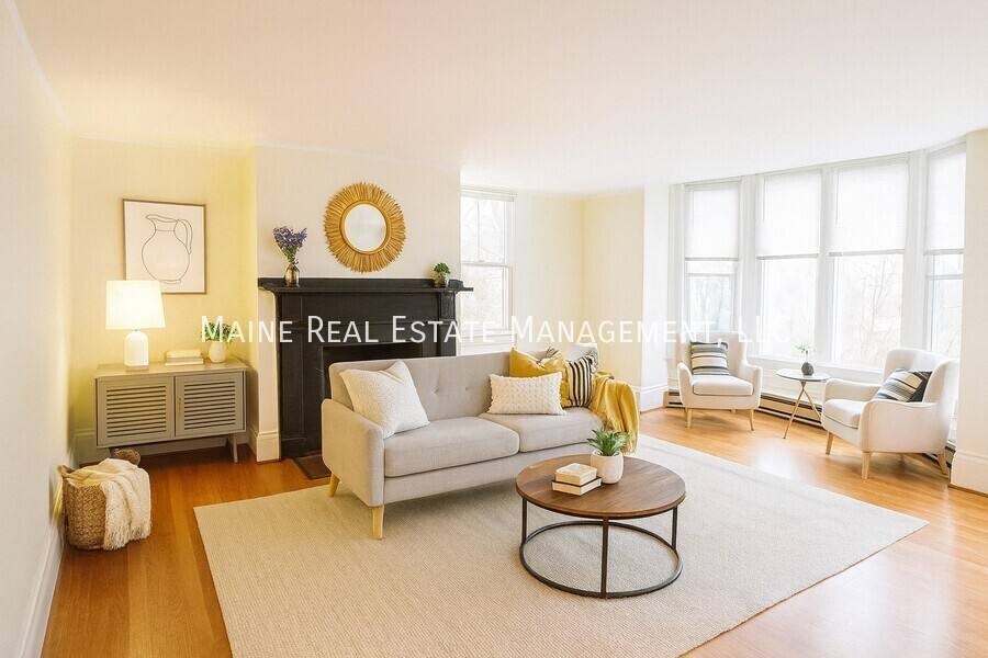 Apartment for rent at 11 Gilchrest St #1, Thomaston, ME 04861