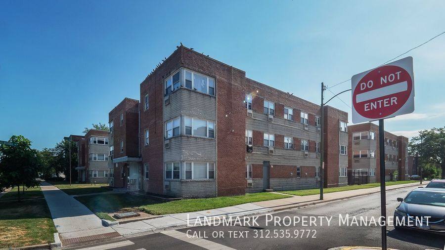 Condo for rent at 2401 W Balmoral Ave #2D, Chicago, IL 60625