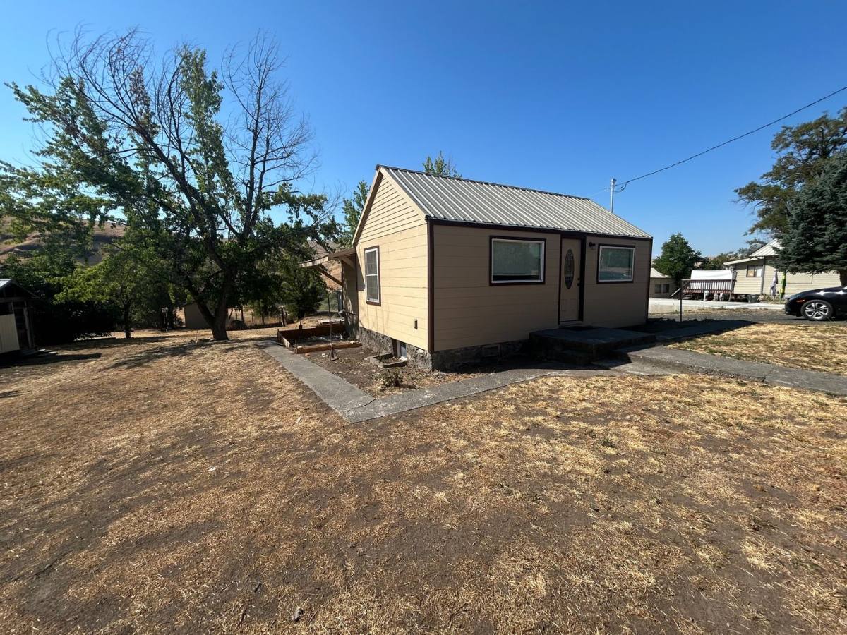 House for rent at 42192 Main St, Pendleton, OR 97801