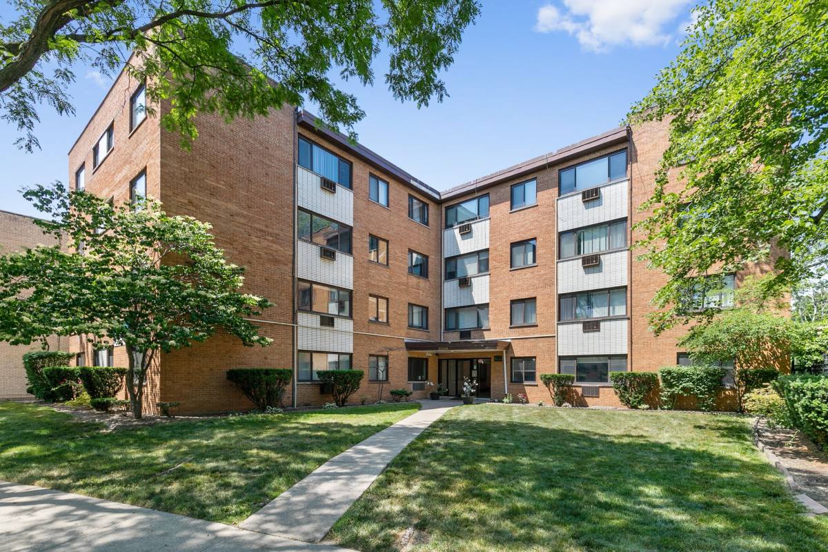 Apartment for rent at 6826 N Ridge Blvd, Chicago, IL 60645