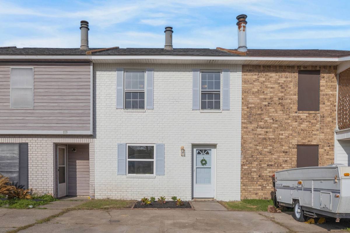 Townhouse for rent at 121 Courtney Dr, Duson, LA 70529