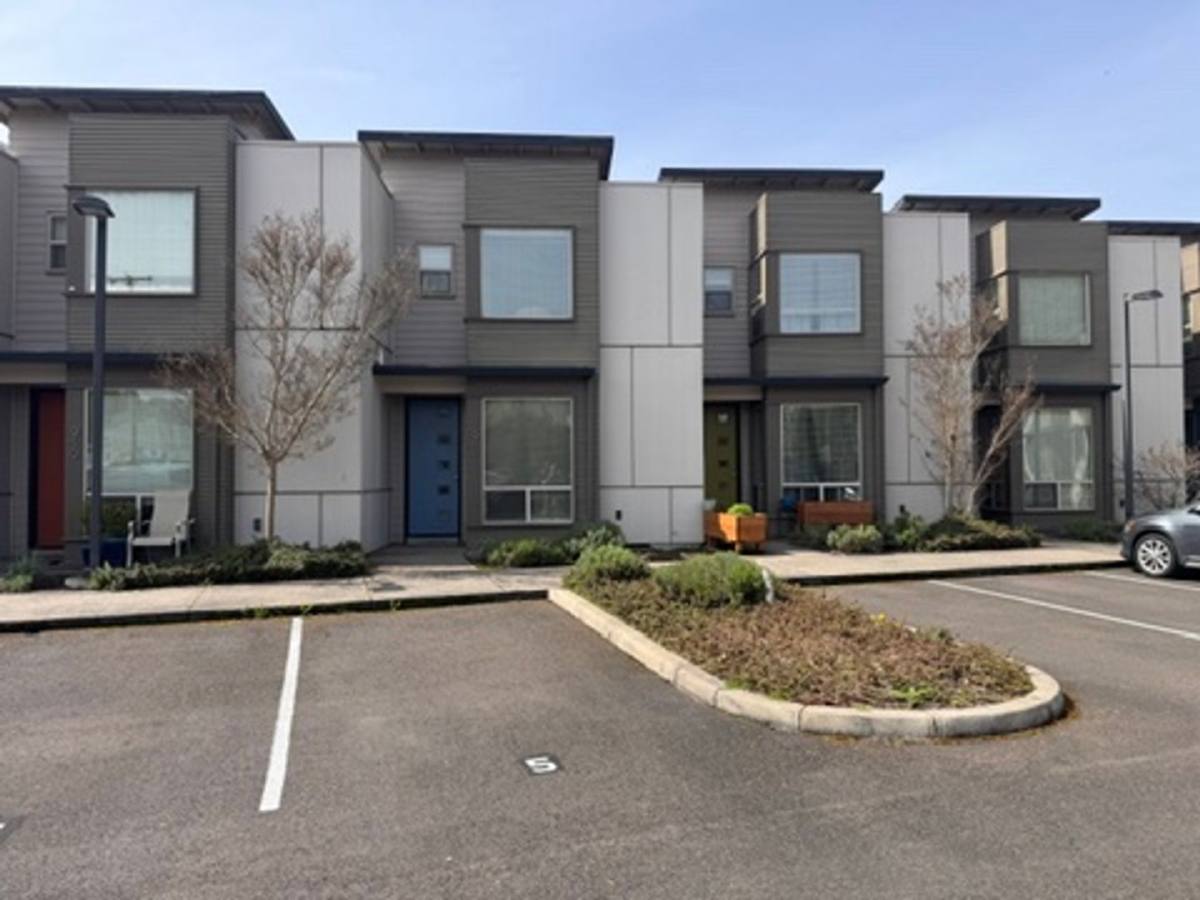 Townhouse for rent at 975 Lorella Ave, Eugene, OR 97401