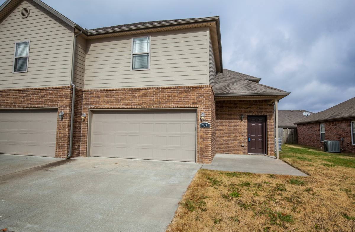 House for rent at 901 Oakwood Lane, Centerton, AR 72719