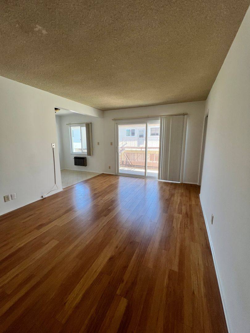 Apartment for rent at 411 Naranja Dr, Glendale, CA 91206