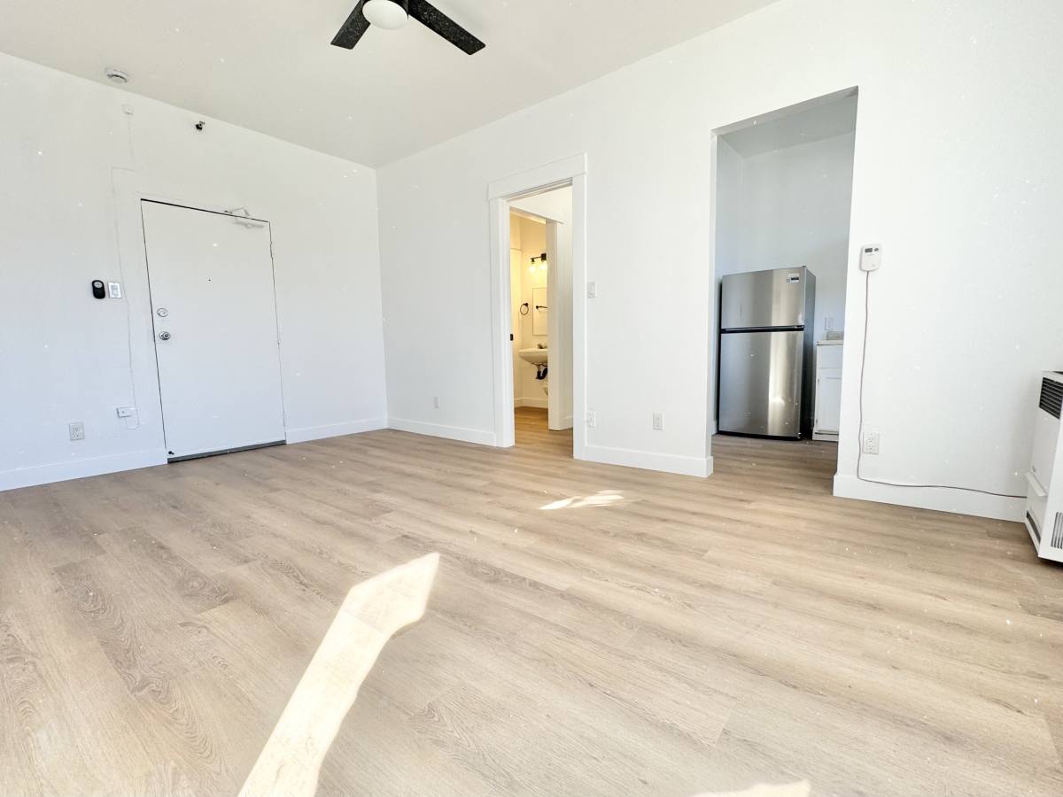 Apartment for rent at 1110 S Lake St #300, Los Angeles, CA 90006