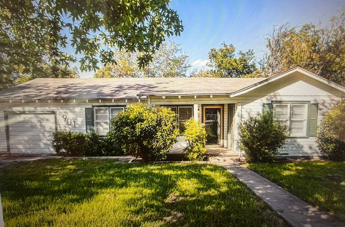 House for rent at 901 E Ave, Valley Mills, TX 76689
