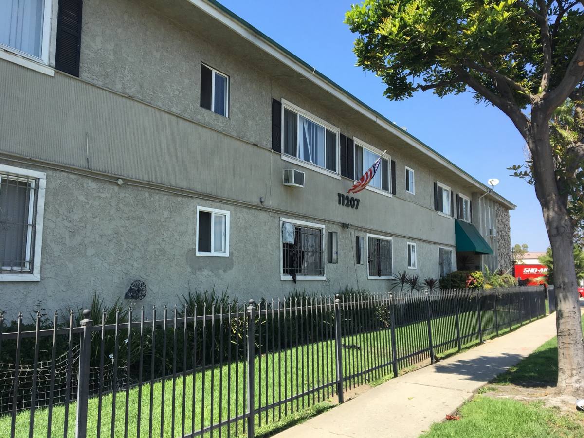 Apartment for rent at 11207 S Prairie Ave, Inglewood, CA 90303