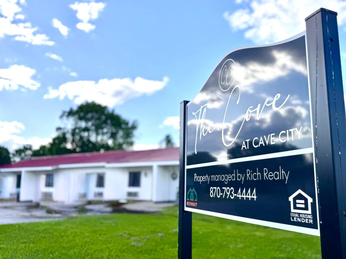221 Sweet St, Cave City, AR 72521