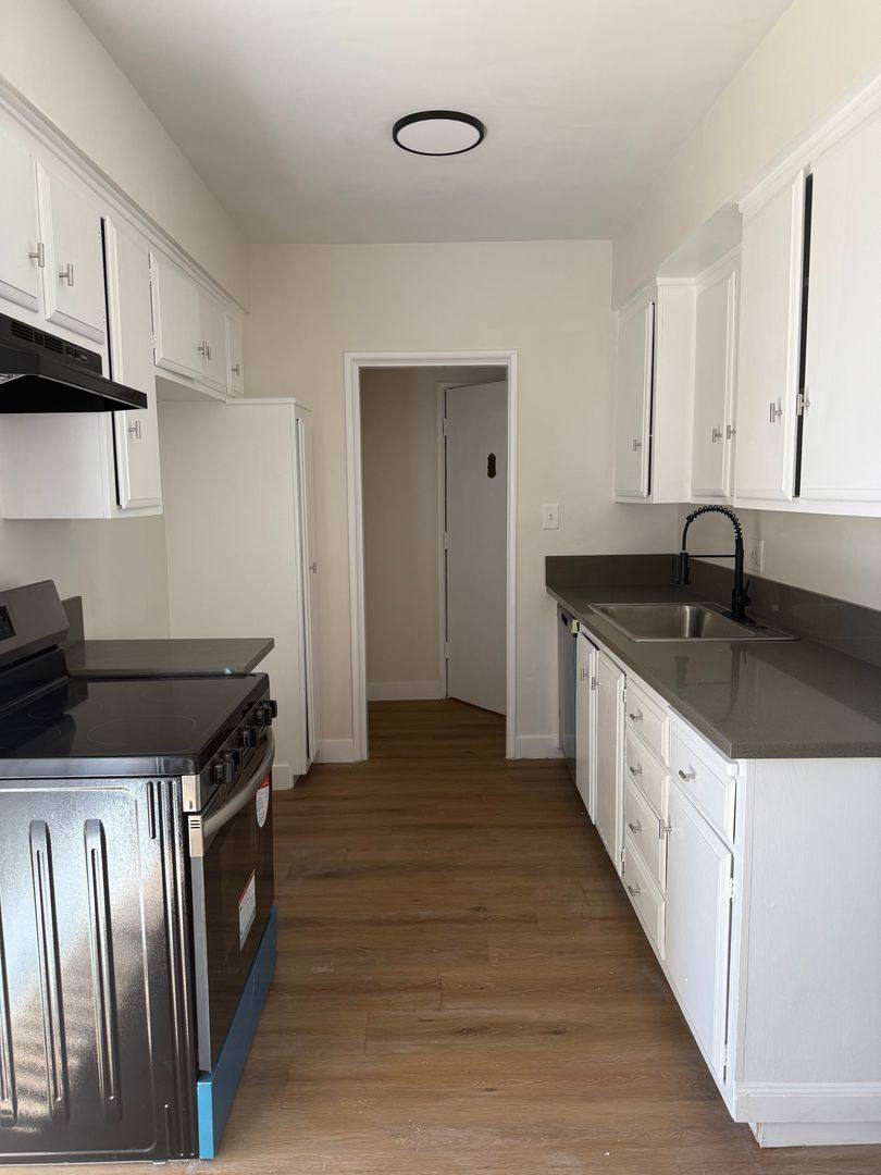 Apartment for rent at 1035 Myrtle Ave, Inglewood, CA 90301