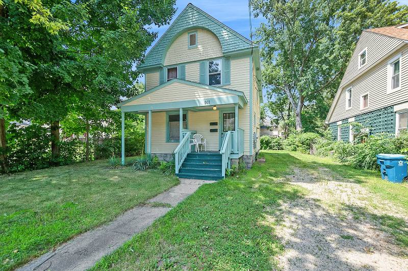 Apartment for rent at 911 Reed Ave #1, Kalamazoo, MI 49001