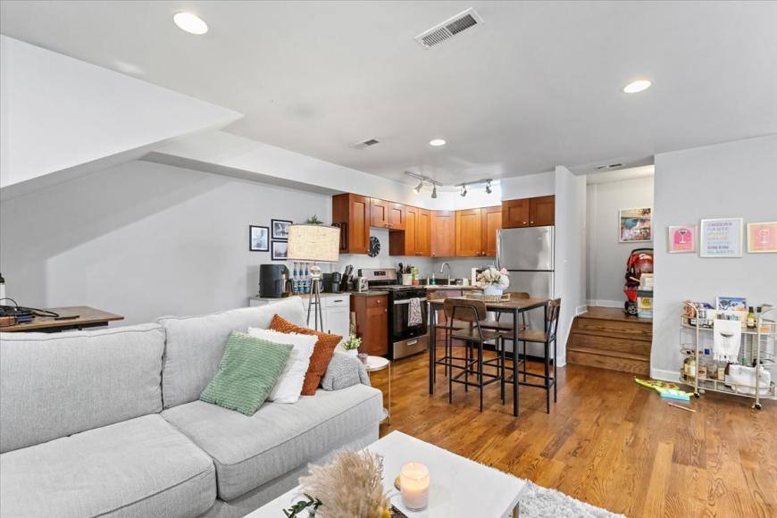 Apartment for rent at 1431 W Cortez St #1F, Chicago, IL 60642
