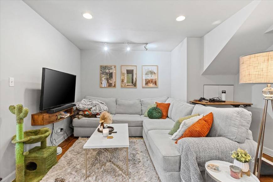 Apartment for rent at 1431 W Cortez St #1F, Chicago, IL 60642