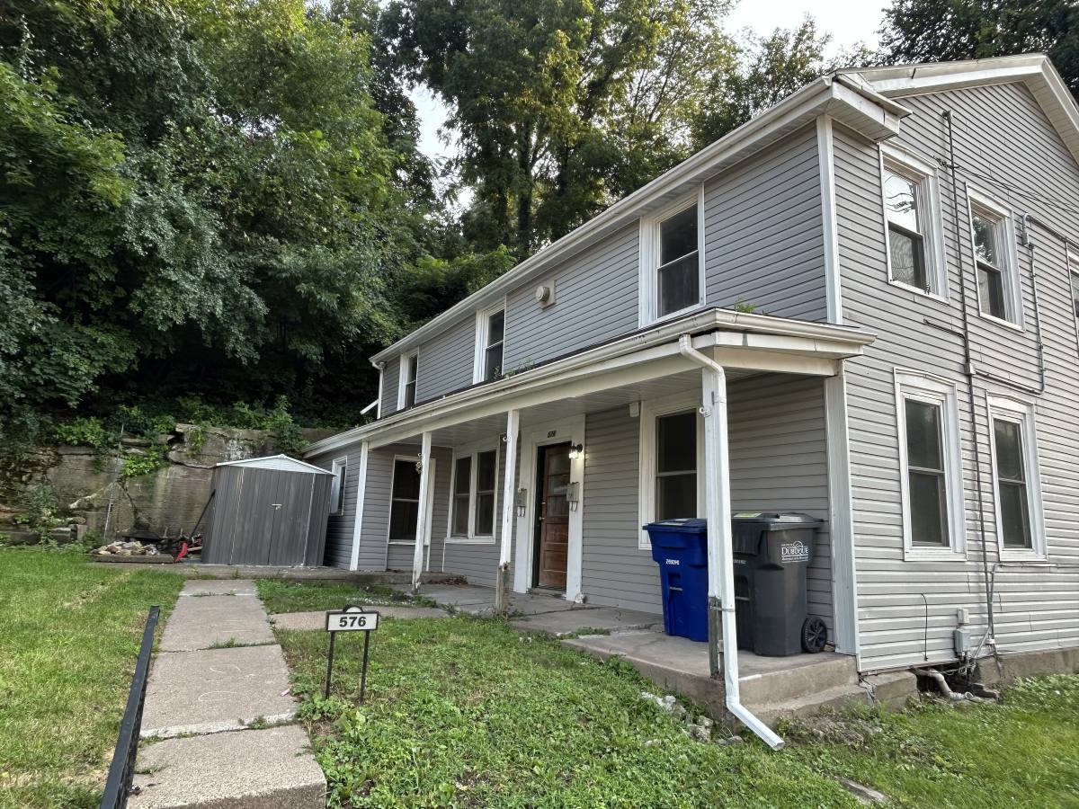 Townhouse for rent at 576 W Locust St, Dubuque, IA 52001