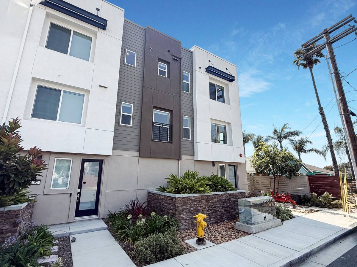 Townhouse for rent at 1021 S Cleveland St, Oceanside, CA 92054
