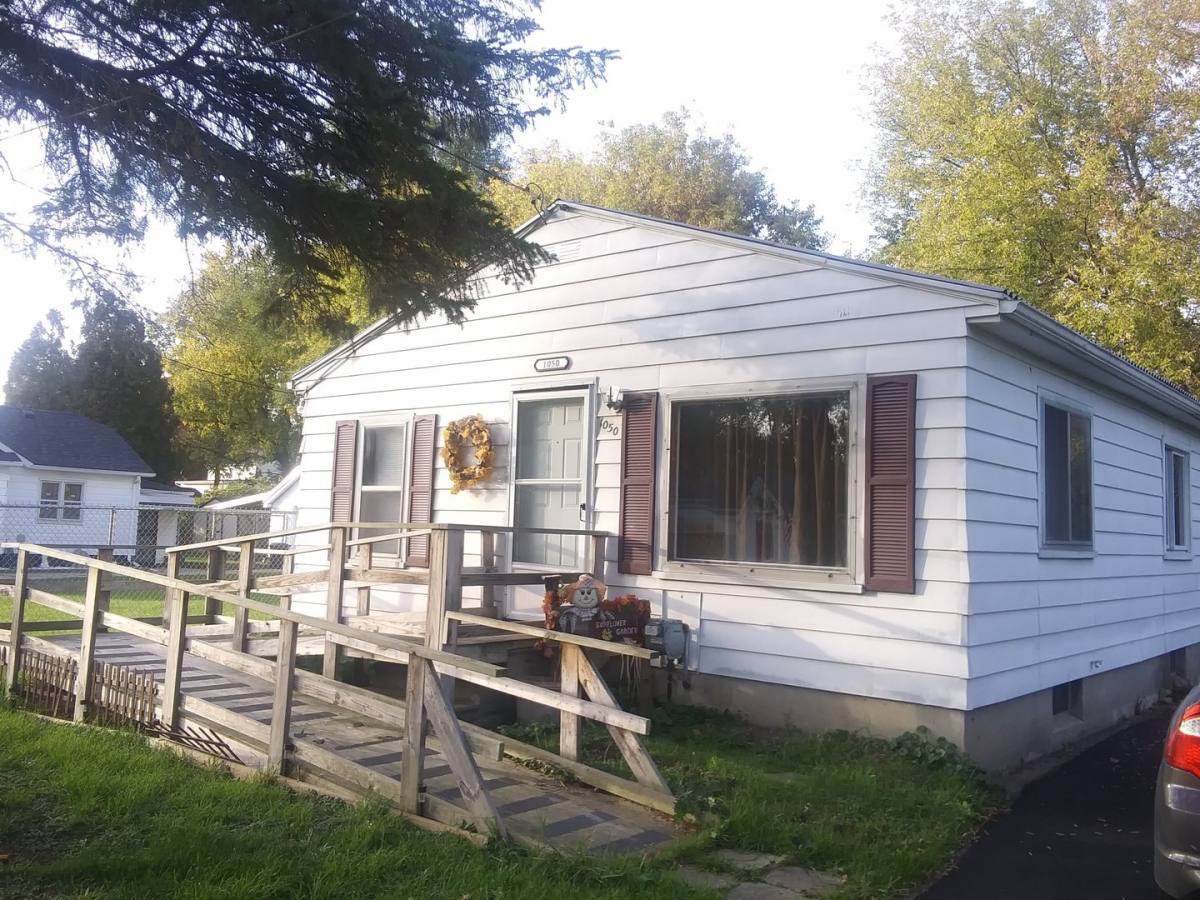 House for rent at 1050 W McLean Ave, Flint, MI 48507