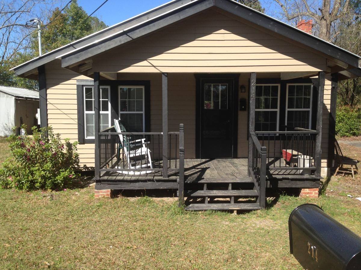 House for rent at 214 W Charlton St, Glennville, GA 30427