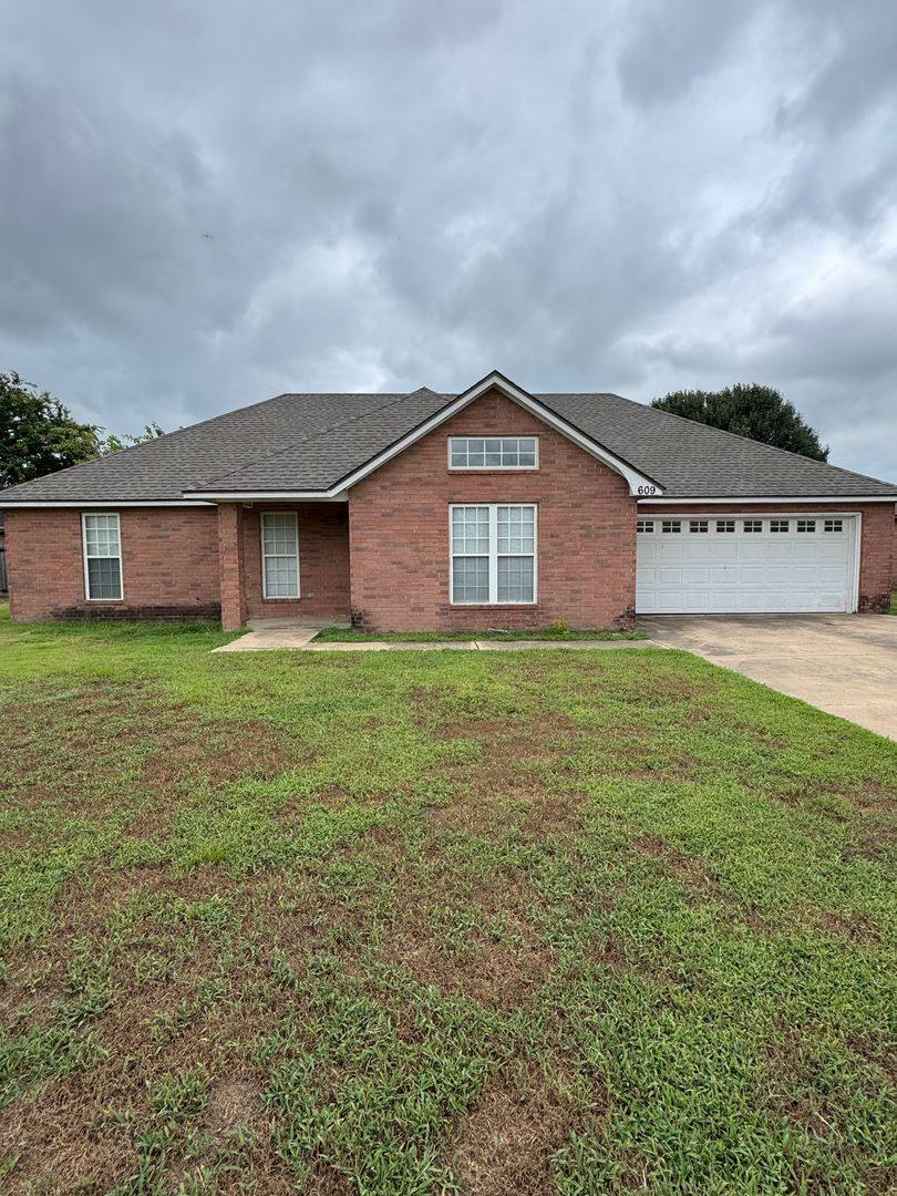 House for rent at 609 Sumac St, Trumann, AR 72472