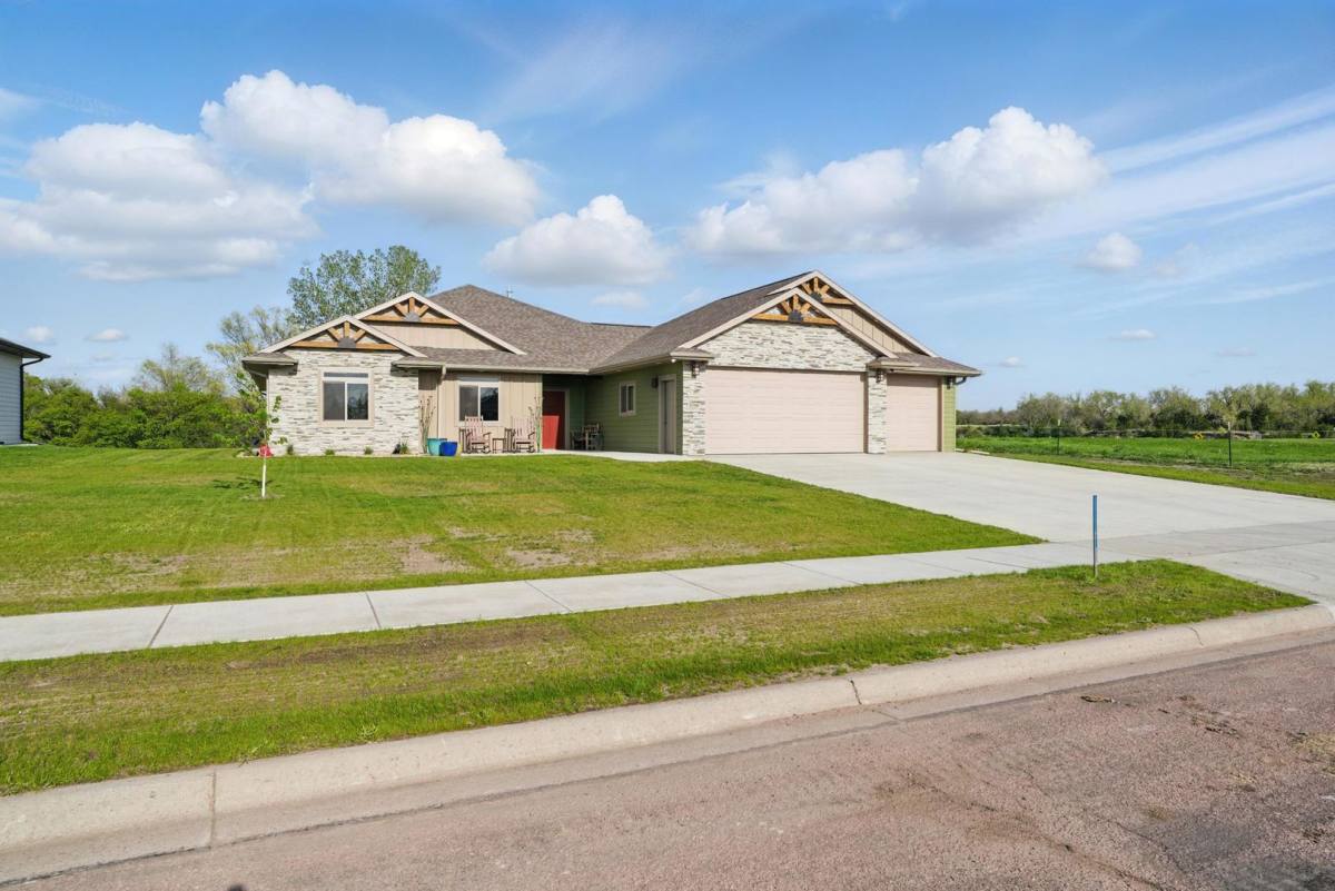 5700 Island Court, Mitchell, SD 57301