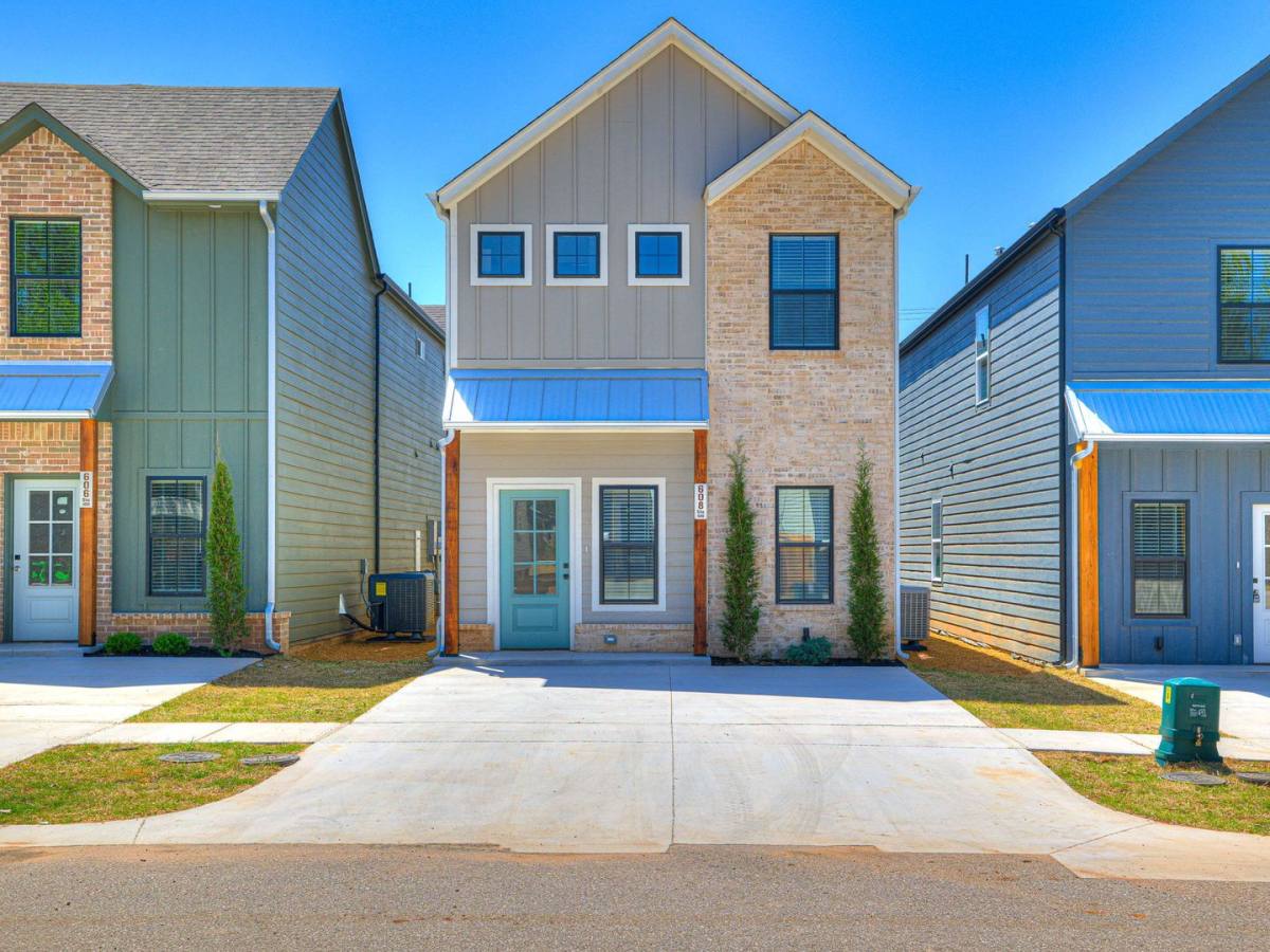 Townhouse for rent at 618 W 2nd St, Edmond, OK 73003