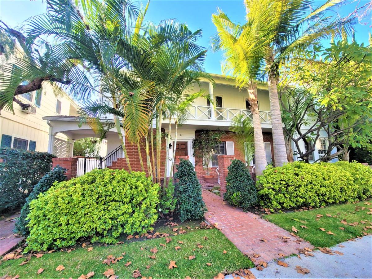 Apartment for rent at 141-143 S Bedford Dr, Beverly Hills, CA 90212