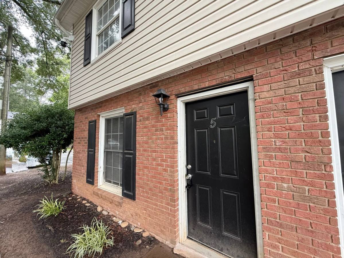 Apartment for rent at 405 17th Ave NE, Hickory, NC 28601