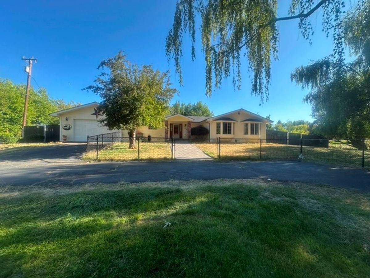 House for rent at 1052 Lakeshore Dr, Klamath Falls, OR 97601