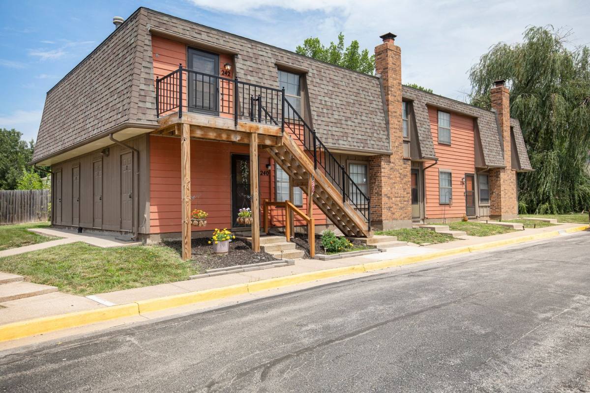 Townhouse for rent at 258 NW Woods Chapel Rd, Blue Springs, MO 64015