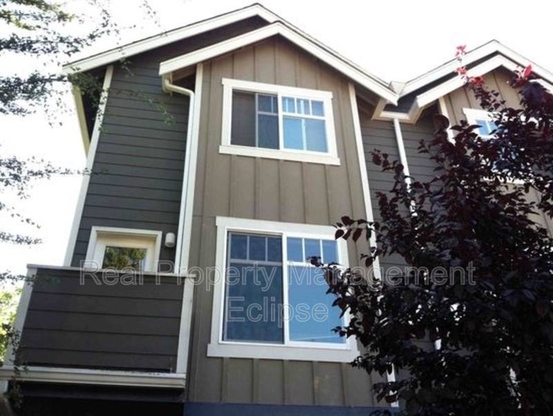 Townhouse for rent at 5260 Brooklyn Ave NE #A, Seattle, WA 98105