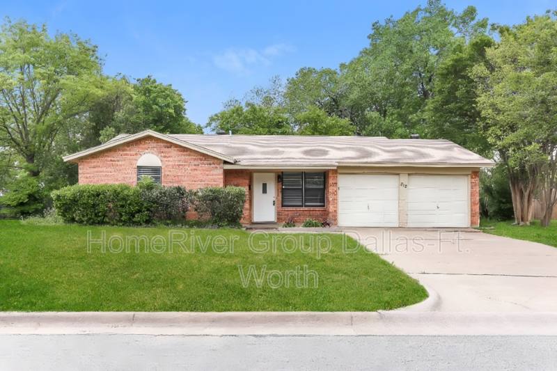 House for rent at 212 Stefanie St, Burleson, TX 76028