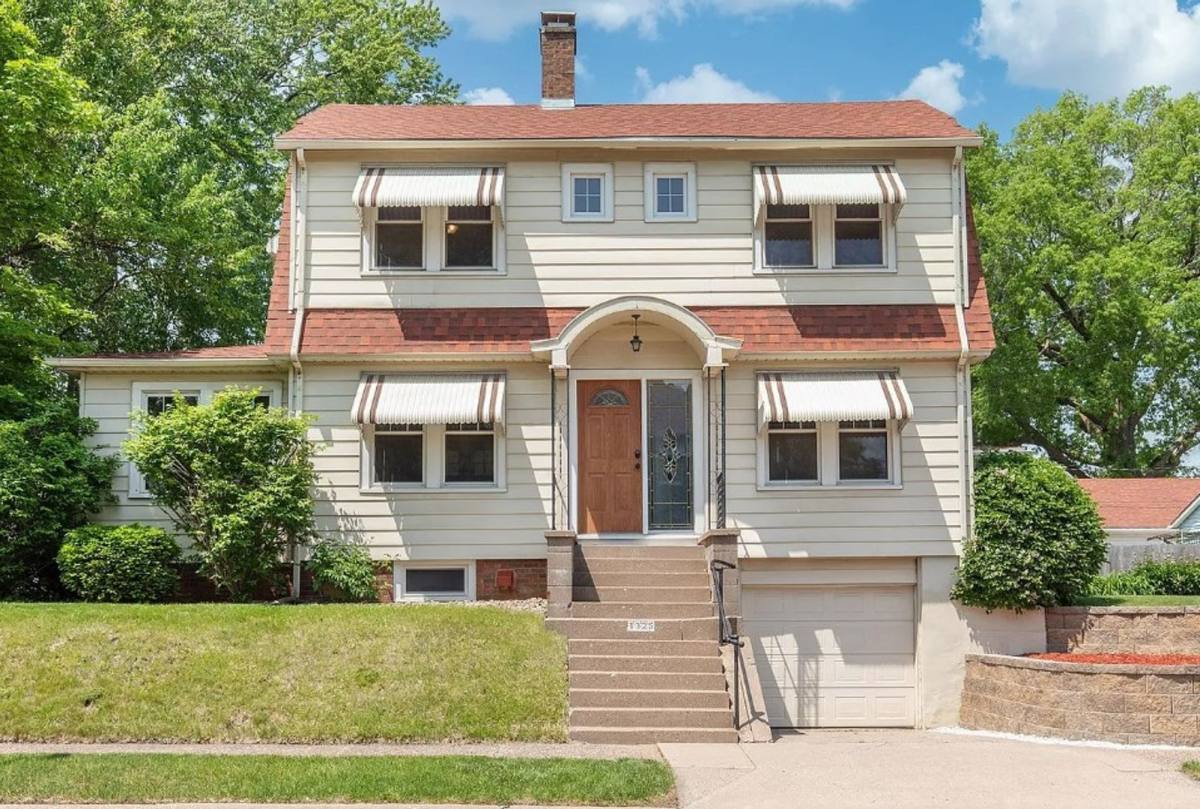 House for rent at 1325 27th St, Moline, IL 61265