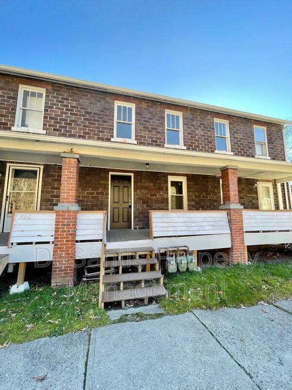 Townhouse for rent at 724 E 7th Ave, Brackenridge, PA 15014