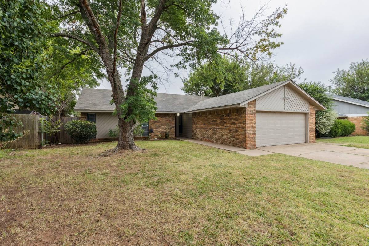 House for rent at 2116 Summer Oak Dr, Edmond, OK 73013