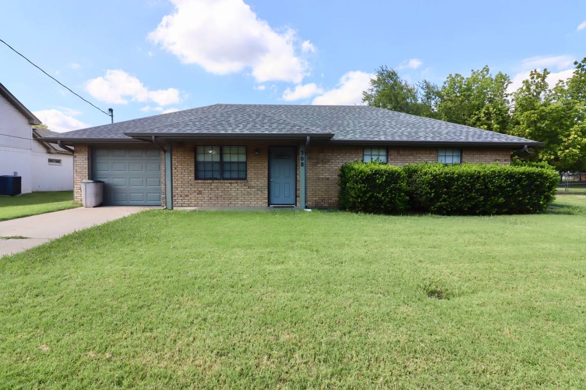 House for rent at 308 W 5th St, Weatherford, TX 76086