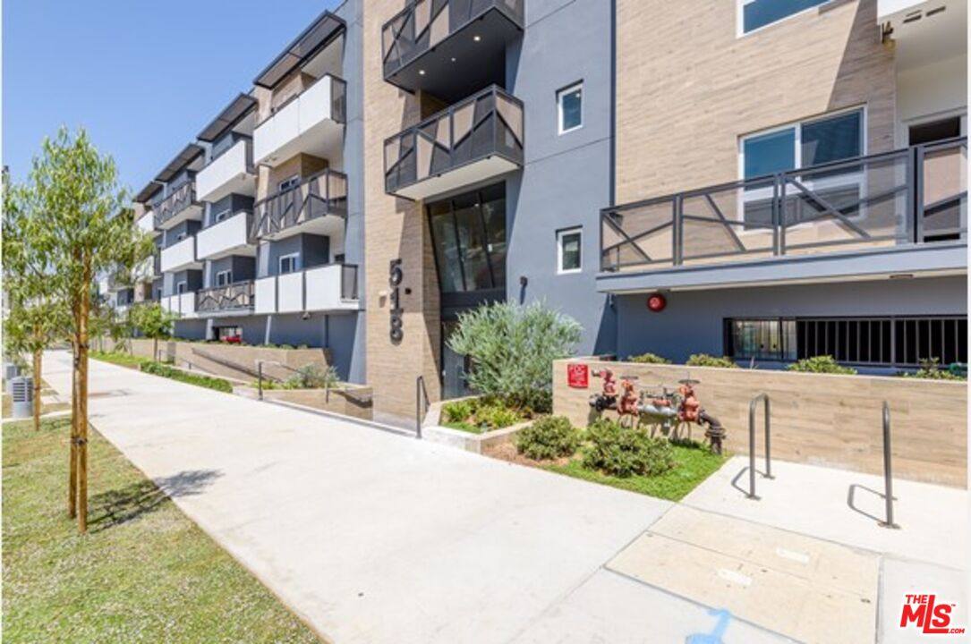 Apartment for rent at 518 N Gramercy Place, Los Angeles, CA 90004