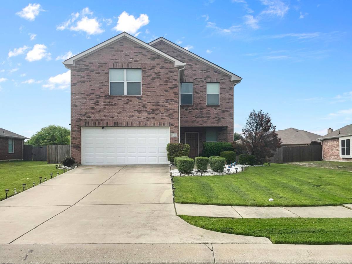 House for rent at 213 Long Prairie Dr, Forney, TX 75126