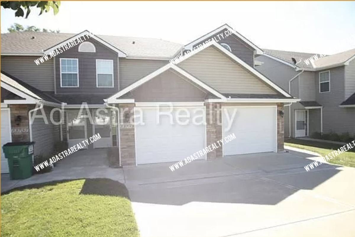 Townhouse for rent at 13755 Post Oak Lane, Platte City, MO 64079