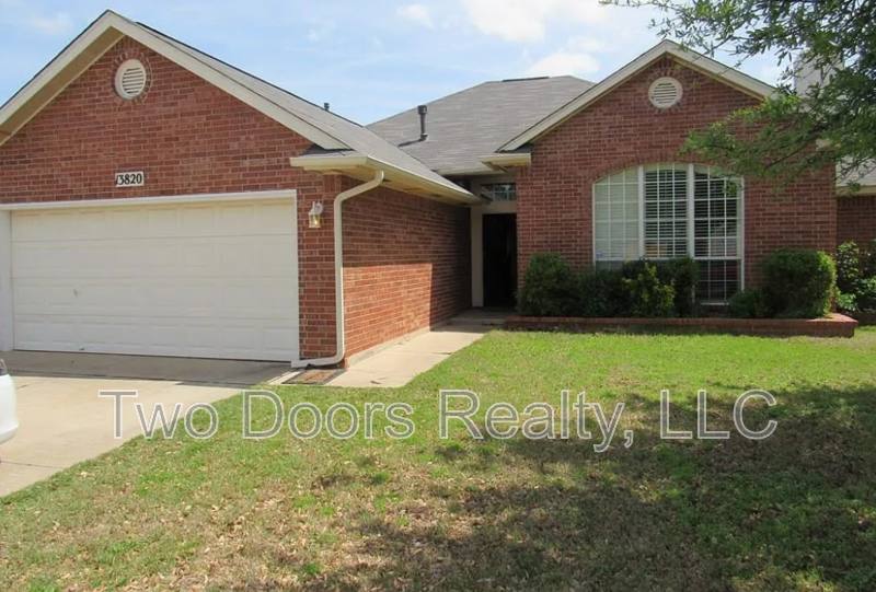 House for rent at 13820 Oakmond Rd, Edmond, OK 73013