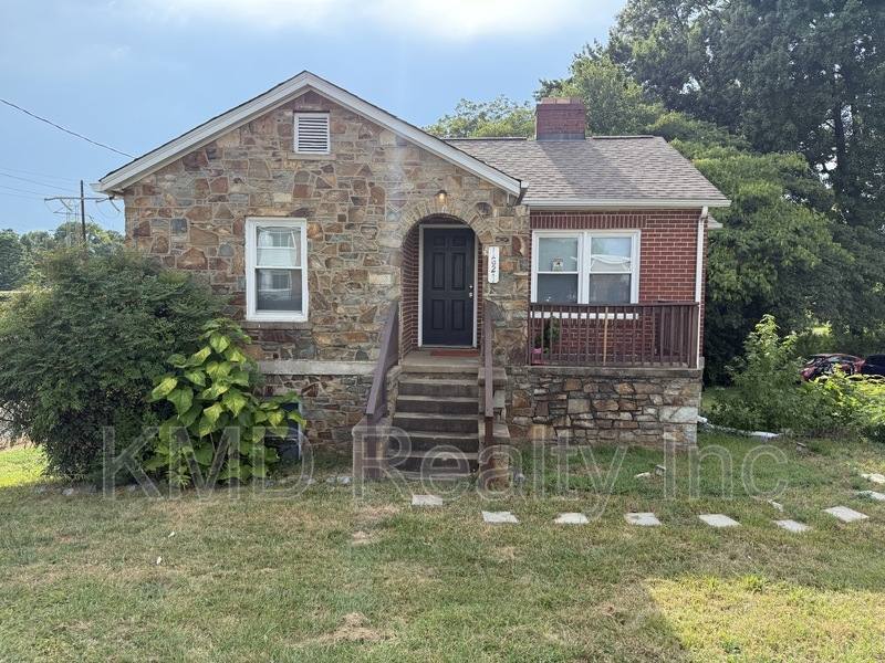 House for rent at 1821 Remount Rd, Charlotte, NC 28208