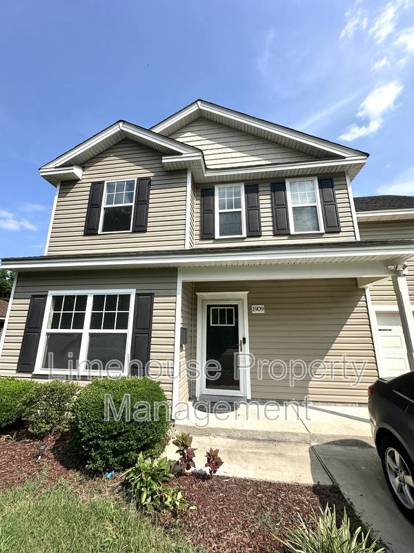 House for rent at 1909 Chesapeake Dr, Chesapeake, VA 23324